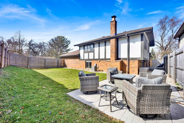 5731 Doe Circle, Westmont, IL 60559