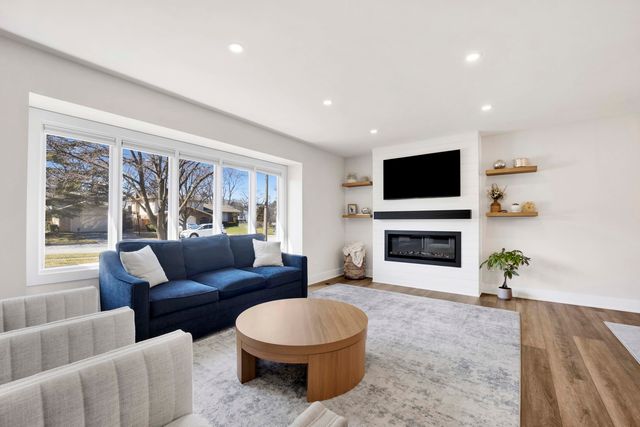 5731 Doe Circle, Westmont, IL 60559