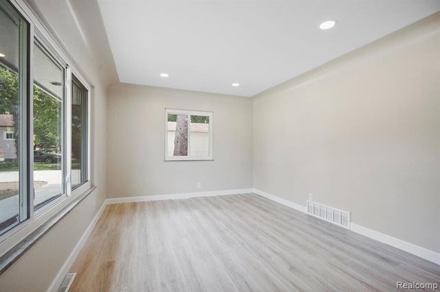 8820 Russell Street, Shelby Twp, MI 48317