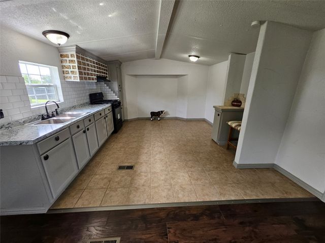 130 Trails End Circle, Millsap, TX 76066