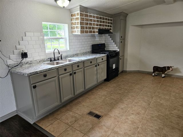 130 Trails End Circle, Millsap, TX 76066