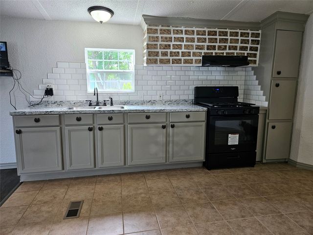 130 Trails End Circle, Millsap, TX 76066