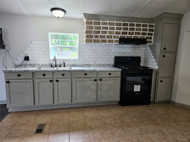 130 Trails End Circle, Millsap, TX 76066