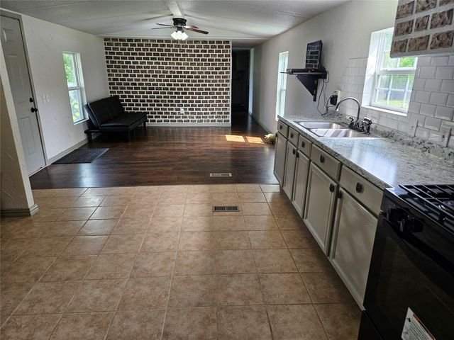 130 Trails End Circle, Millsap, TX 76066