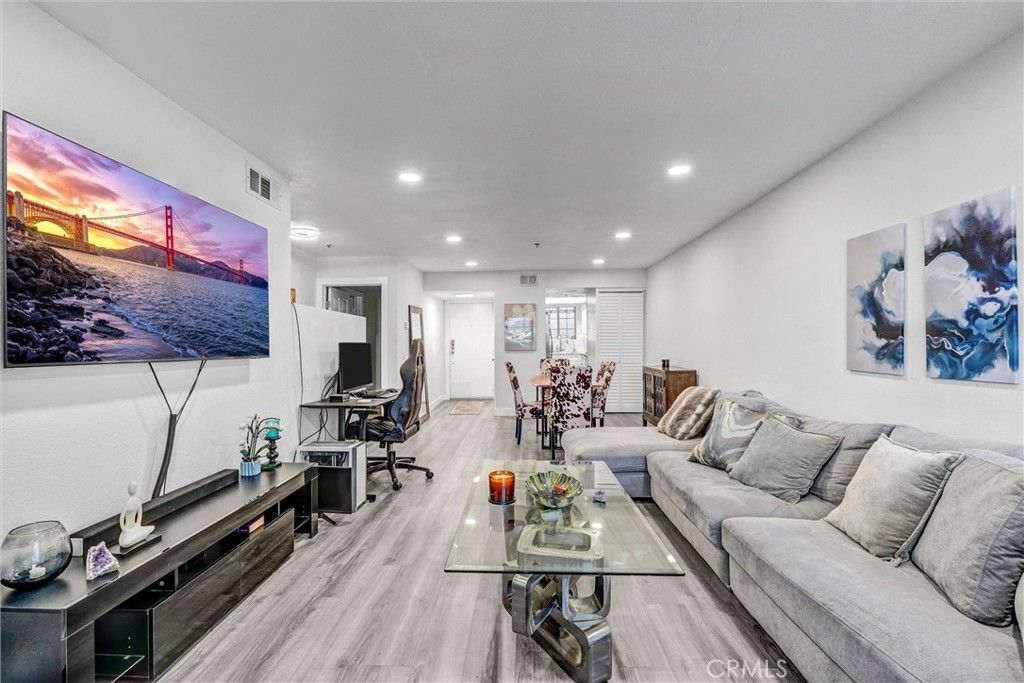 6545 Reseda Boulevard 6, Reseda, CA 91335 — photo 2