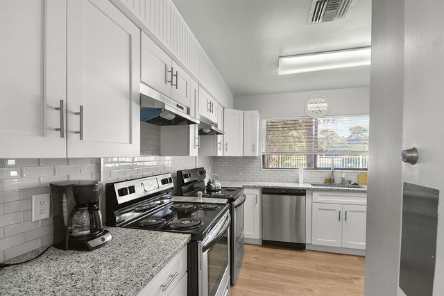 1661 SE Kestwick Court, Port St. Lucie, FL 34952