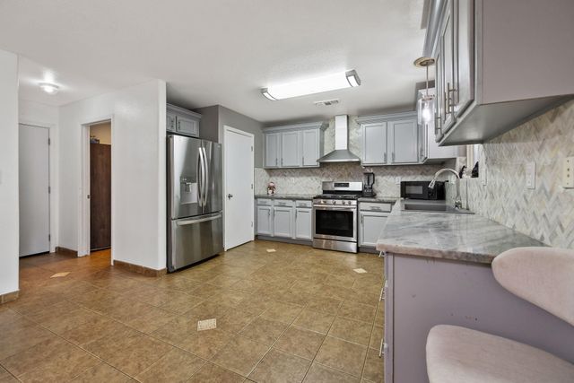 2295 Dandelion Avenue, Tulare, CA 93274