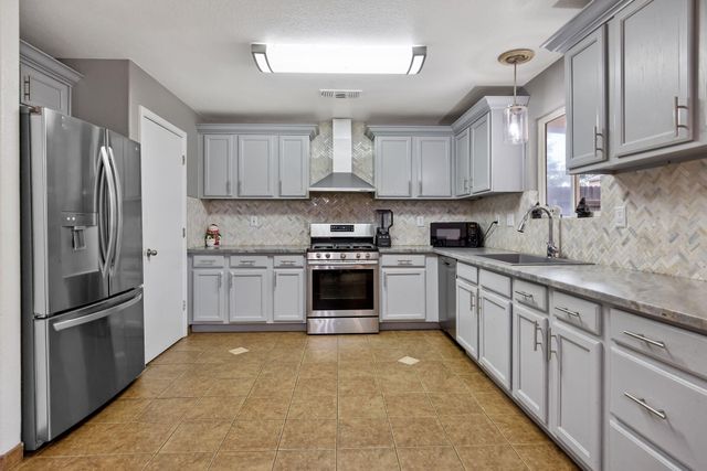 2295 Dandelion Avenue, Tulare, CA 93274