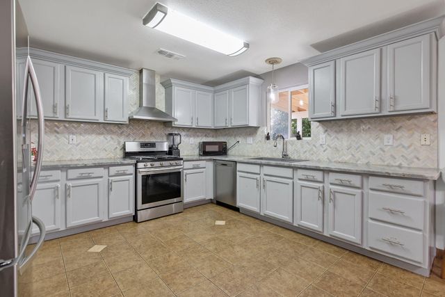 2295 Dandelion Avenue, Tulare, CA 93274