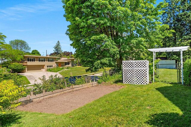 420 Waldo BOULEVARD, Manitowoc, WI 54220