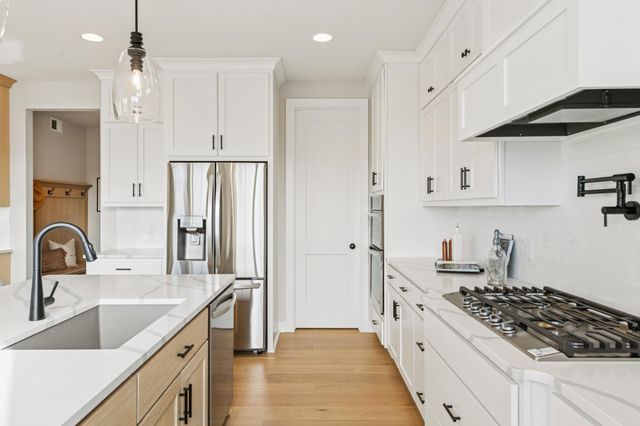 5527 Scenic Loop Run, Victoria, MN 55386