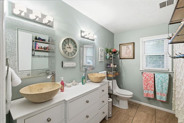 5913 S Oliver St, Derby, KS 67037