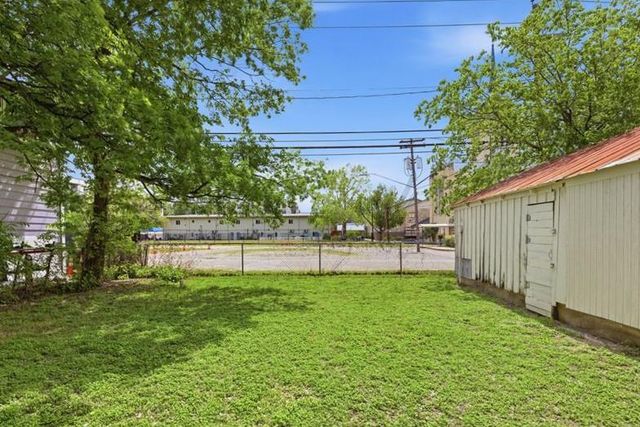 911 E 37th ST, Austin, TX 78705
