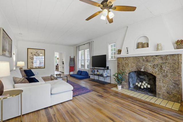 911 E 37th ST, Austin, TX 78705