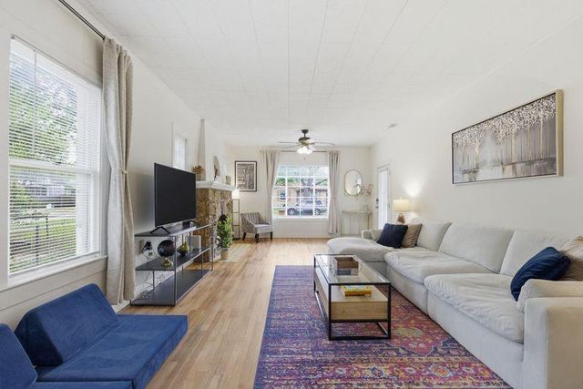 911 E 37th ST, Austin, TX 78705