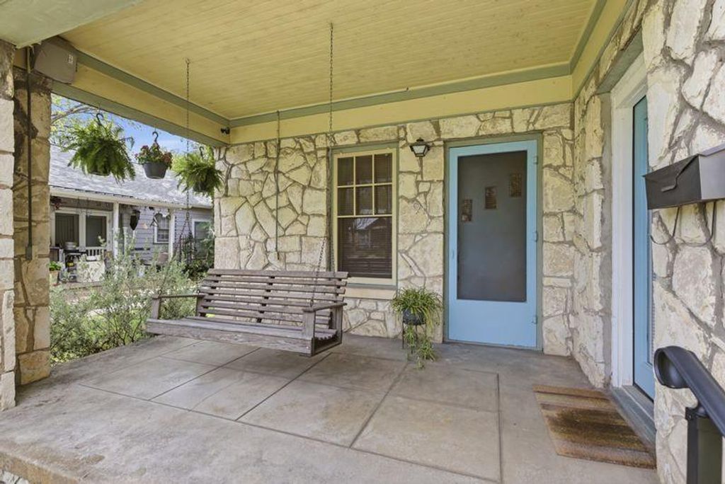 911 E 37th ST, Austin, TX 78705