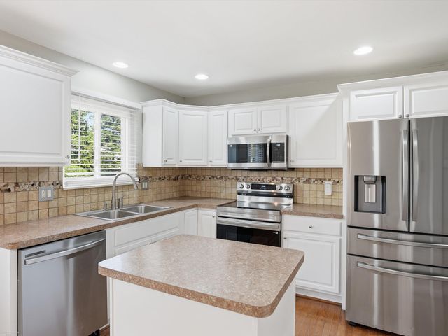 1405 Shaker Drive, Troy, MI 48083