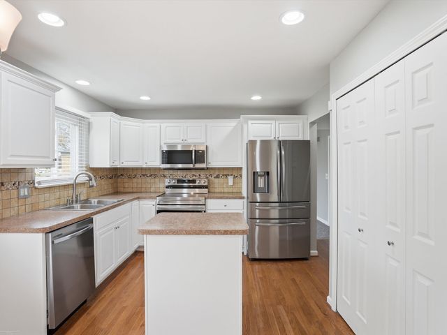 1405 Shaker Drive, Troy, MI 48083