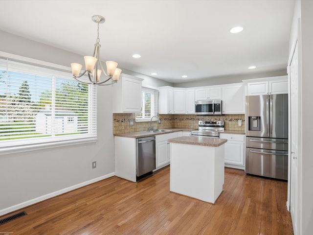 1405 Shaker Drive, Troy, MI 48083