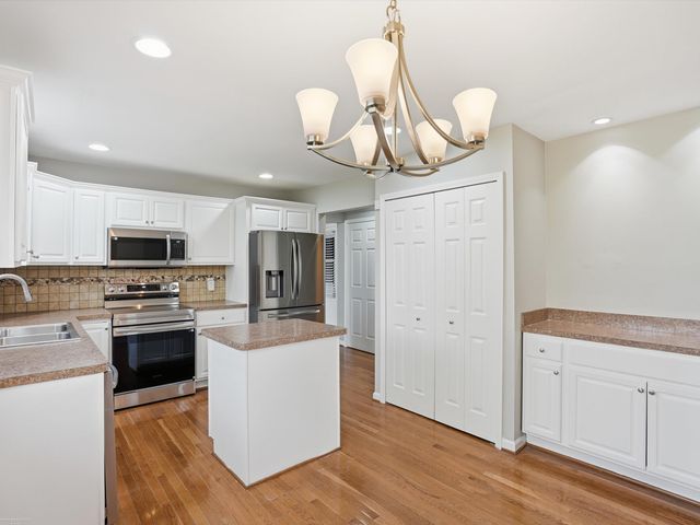 1405 Shaker Drive, Troy, MI 48083