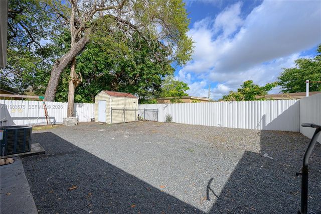 2419 NW 101st St, Miami, FL 33147