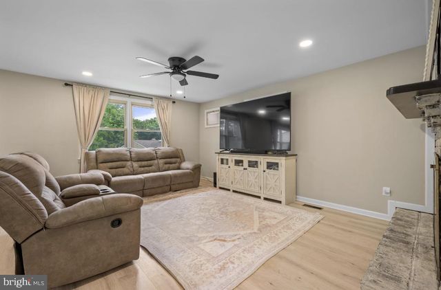 1 HAMILTON DR, Clementon, NJ 08021