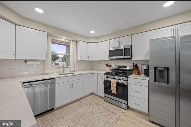 1 HAMILTON DR, Clementon, NJ 08021