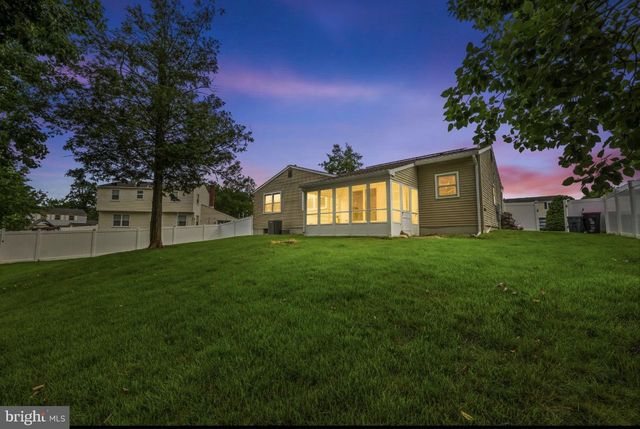 1 HAMILTON DR, Clementon, NJ 08021