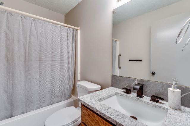 7409 E Brookview Cir, Wichita, KS 67226