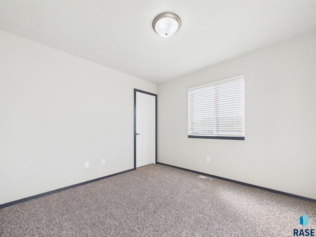 1013 Birch St Street, Harrisburg, SD 57032