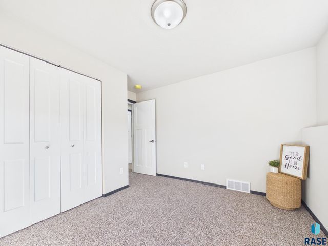 1013 Birch St Street, Harrisburg, SD 57032