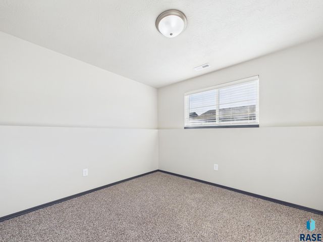 1013 Birch St Street, Harrisburg, SD 57032