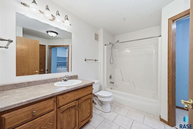 1635 S Cleveland Ave Avenue 306, Sioux Falls, SD 57103