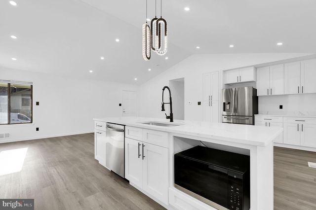 10607 WAYRIDGE DR, Montgomery Village, MD 20886