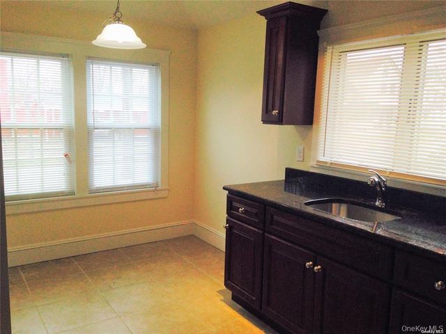 7 Park Avenue, Babylon, NY 11702