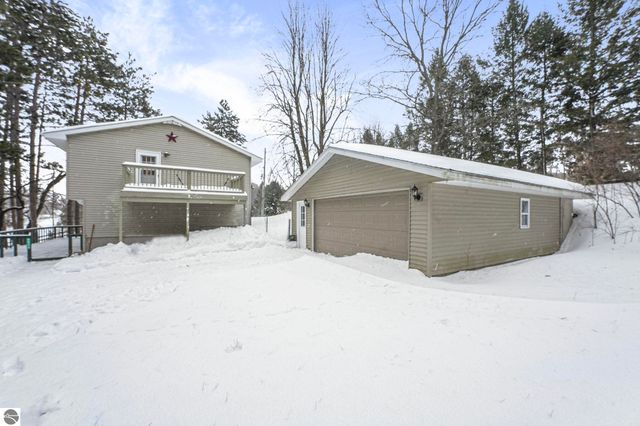 2525 Five Mile Road, Traverse City, MI 49686