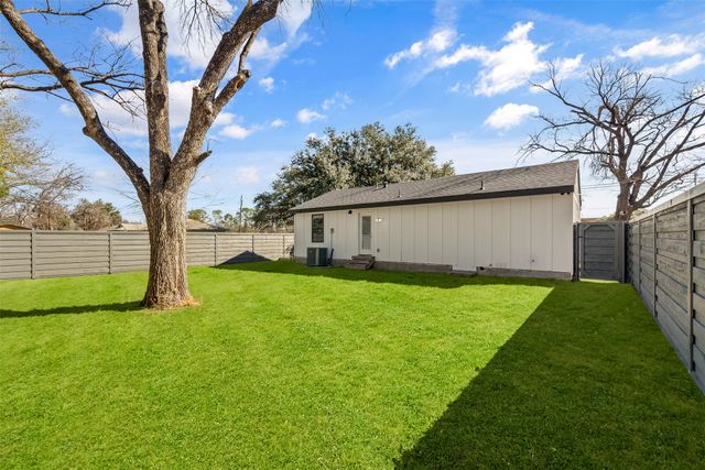 2837 Elsie Faye Heggins Street, Dallas, TX 75215