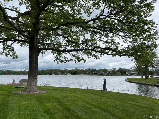 4190 AQUARINA Street, Waterford Charter Township, MI 48329