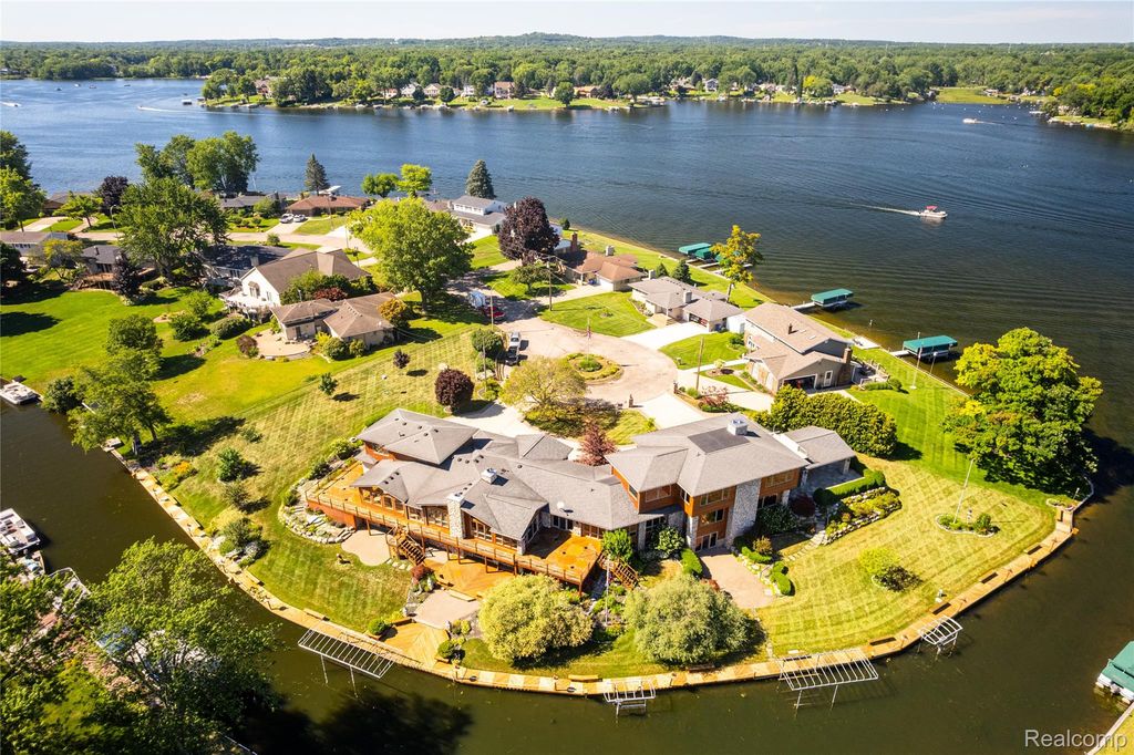 4190 AQUARINA Street, Waterford Charter Township, MI 48329