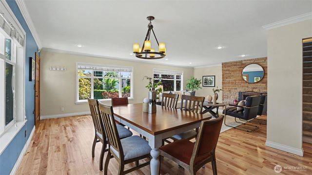 1326 N 40th Street, Seattle, WA 98103