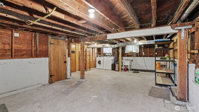 1326 N 40th Street, Seattle, WA 98103