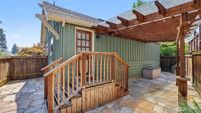 1326 N 40th Street, Seattle, WA 98103