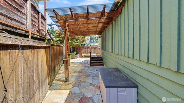 1326 N 40th Street, Seattle, WA 98103