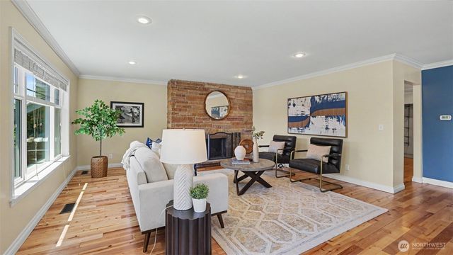 1326 N 40th Street, Seattle, WA 98103