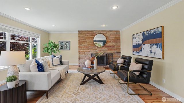 1326 N 40th Street, Seattle, WA 98103