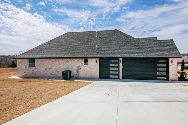 1198 Wolf Creek Drive, Blanchard, OK 73010