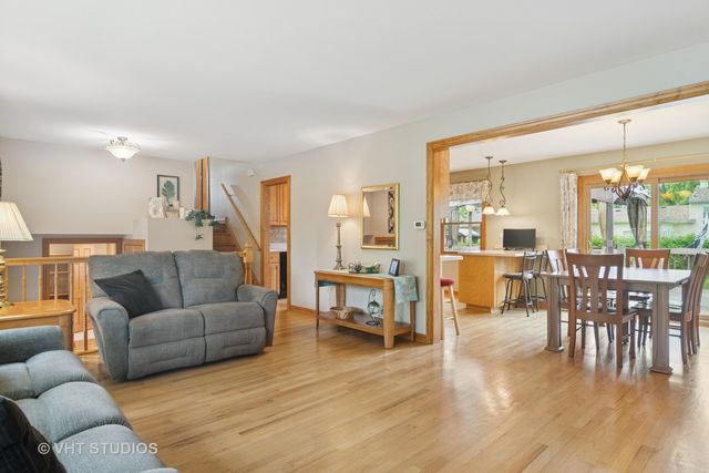 1353 E Joan Drive, Palatine, IL 60074