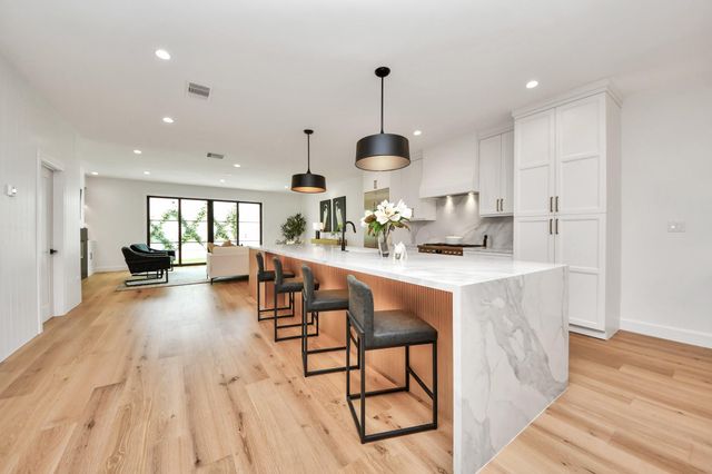 571 N Post Oak Lane, Houston, TX 77024