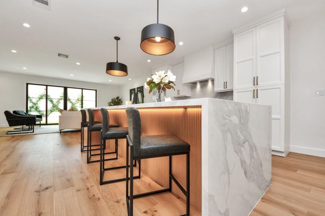 571 N Post Oak Lane, Houston, TX 77024