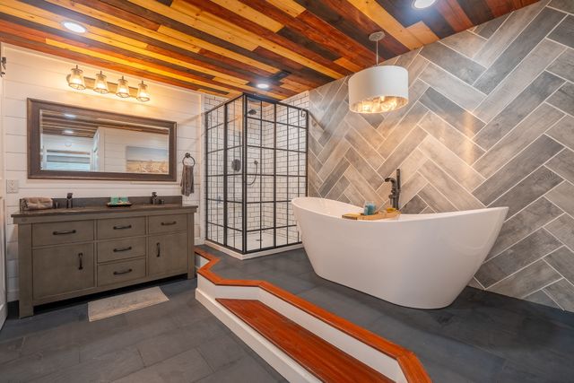 12 Horseshoe Bend Road, Leoma, TN 38468